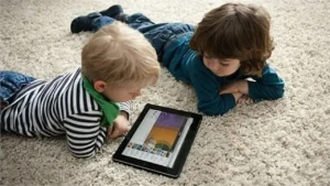 دراسة جديدة: جلوس الأطفال الطويل أمام الهاتف يرفع خطر الجلطات الدماغية